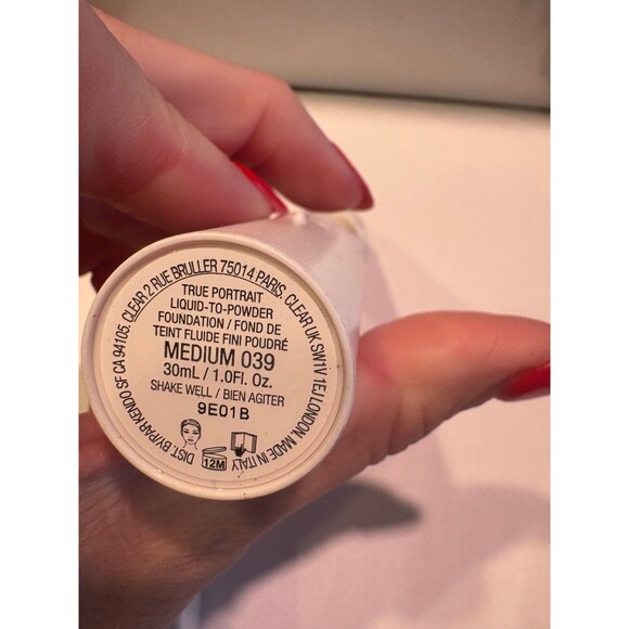 Kat Von D TRUE PORTRAIT Liquid-to-Powder Foundation - Picture 2 of 2